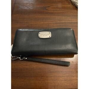 Michael Kors Jet Set Leather Travel Continental Wallet Black Zip Closure Silver